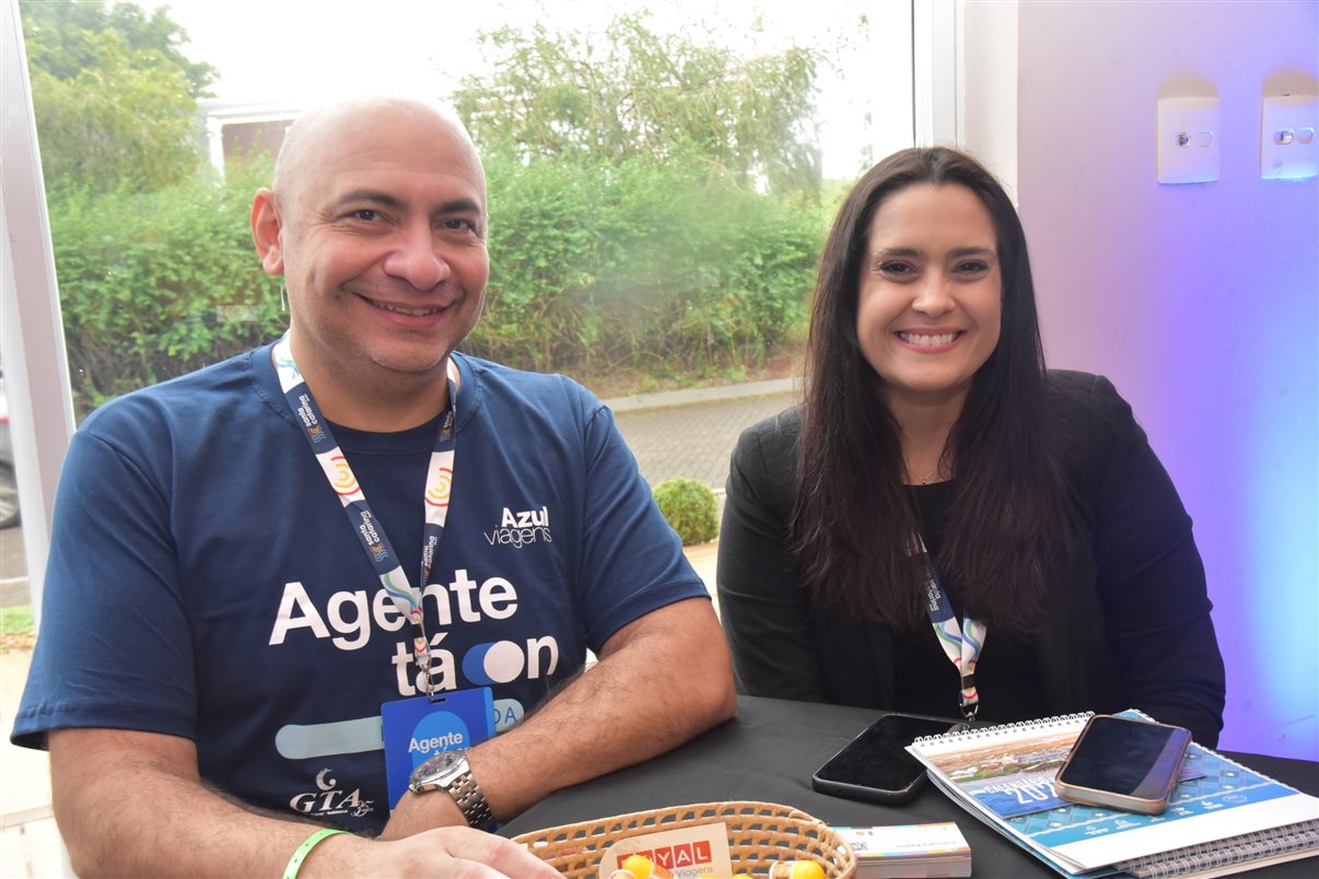 Ruth Avelino, da Azul Viagens, e Fabricio Silva, da Fox Fly Viagens