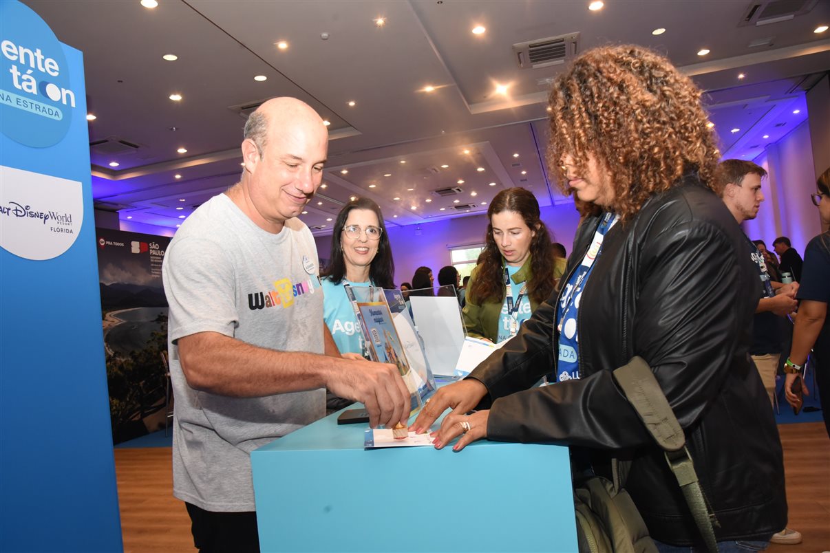 Ruth Avelino, da Azul Viagens, e Fabricio Silva, da Fox Fly Viagens