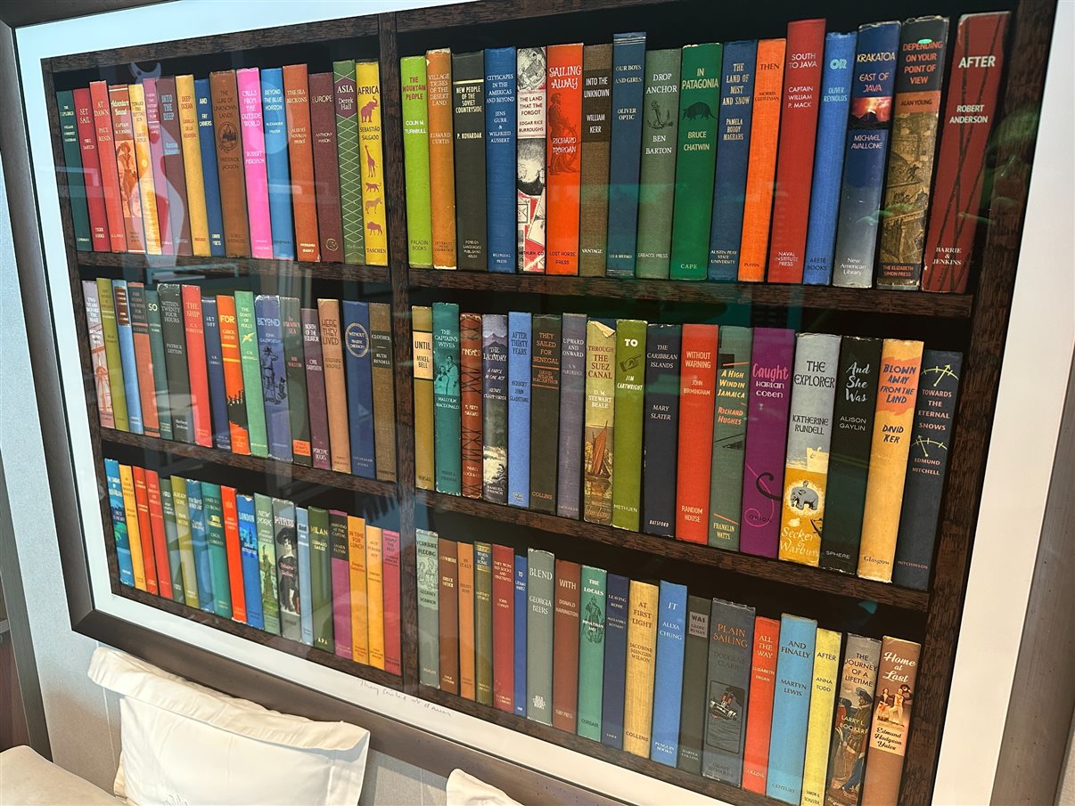 Curiosidade: esse quadro com nomes de livros nas suítes conta uma história linear por meio do nome das obras