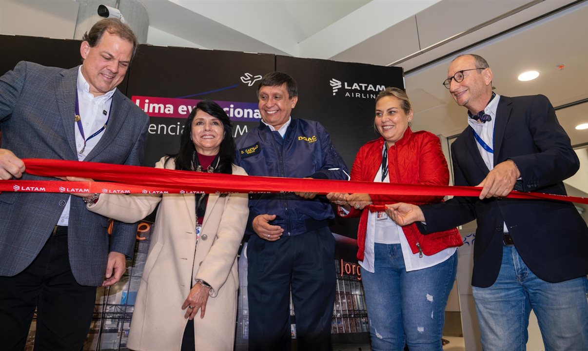 Manuel van Oordt, CEO da LATAM Airlines Peru; Delia Ortega, gerente regional da Delta Air Lines; Donald Castillo, diretor-geral da DGAC; Tabata Vivanco, presidente do conselho da Corpac; e Norbert Onkelbach, gerente comercial da LAP