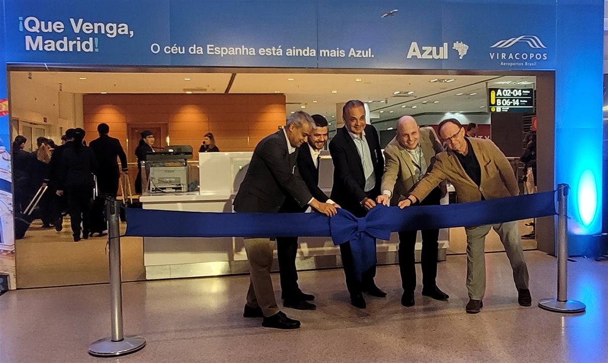 Abhi Shah, presidente, da Azul, Philipe Karat, head de Transportes da Embratur, Roberto de Lucena, secretário de Turismo e Viagens do Estado de São Paulo, Marco Beme, diretor de Operações de Viracopos, e Pablo Montesino-Espartero, Cônsul da Espanha no Estado de São Paulo