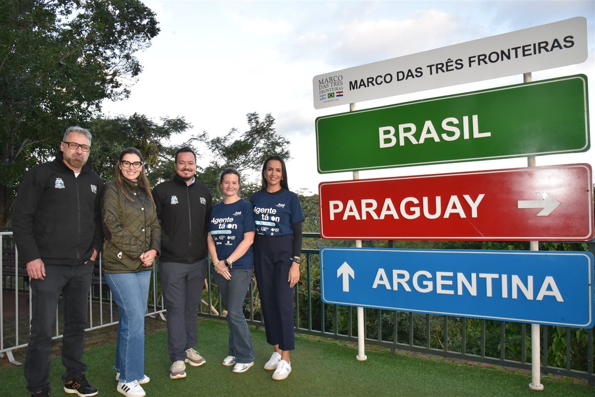 Marcelo Moretti, Jurema Fernandes e Cassiano Preve, do Marco das Três Fronteiras, com Marianna Mollica e Marcela Spagnol, da Azul Viagens