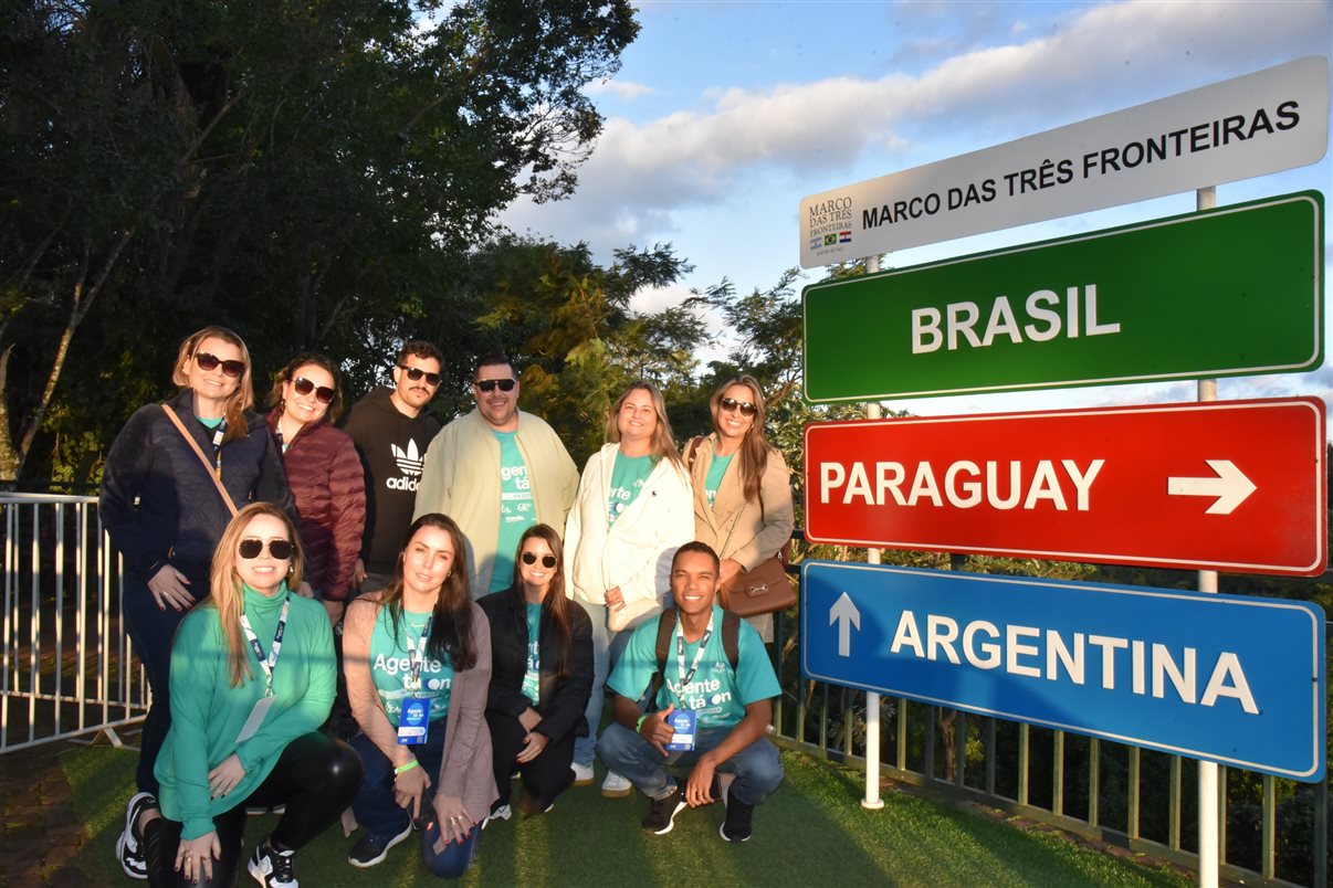 Marcelo Moretti, Jurema Fernandes e Cassiano Preve, do Marco das Três Fronteiras, com Marianna Mollica e Marcela Spagnol, da Azul Viagens