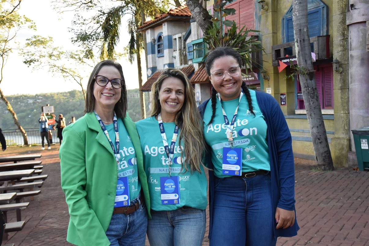 Marcelo Moretti, Jurema Fernandes e Cassiano Preve, do Marco das Três Fronteiras, com Marianna Mollica e Marcela Spagnol, da Azul Viagens