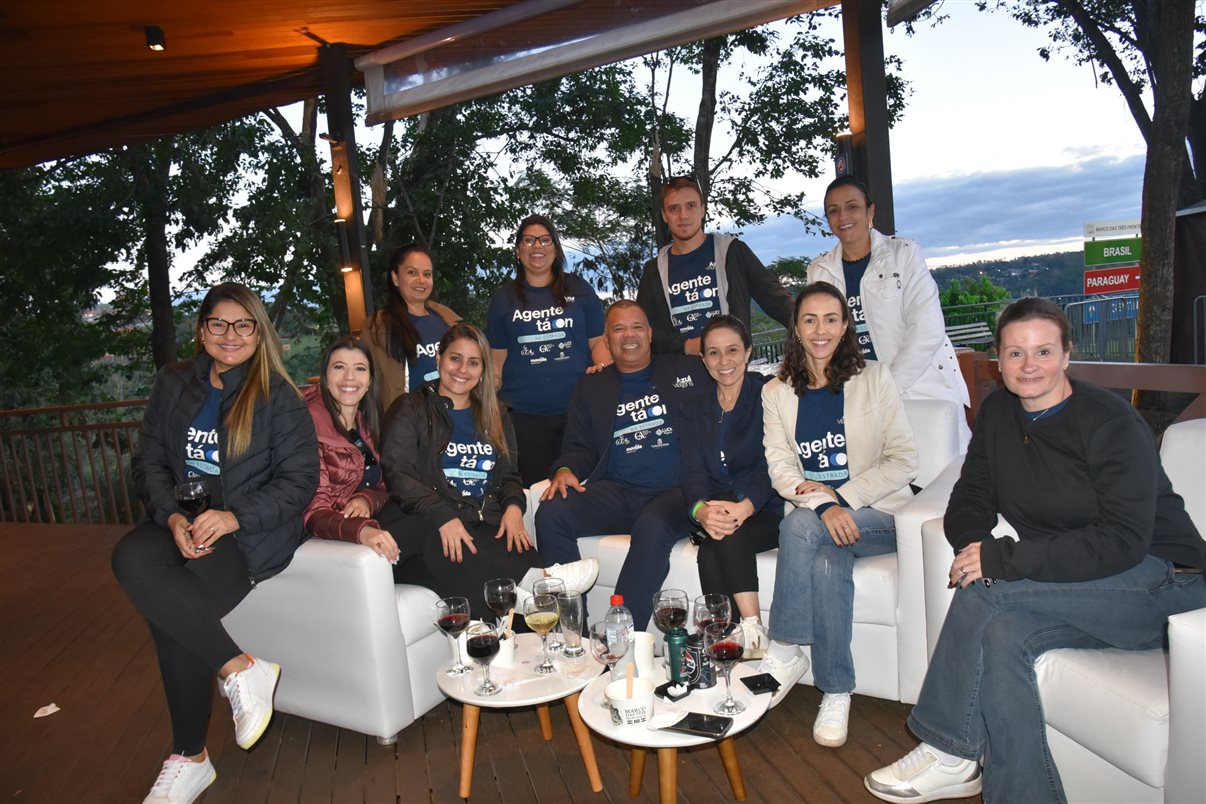 Marcelo Moretti, Jurema Fernandes e Cassiano Preve, do Marco das Três Fronteiras, com Marianna Mollica e Marcela Spagnol, da Azul Viagens