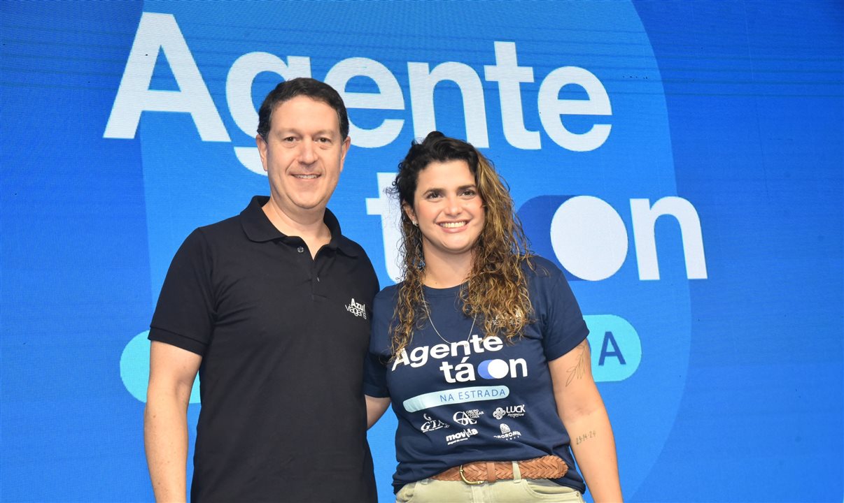 Daniel Bicudo, da Azul, e Giulliana Mesquita, da Azul Viagens, durante a abertura do Agente Tá On Na Estrada
