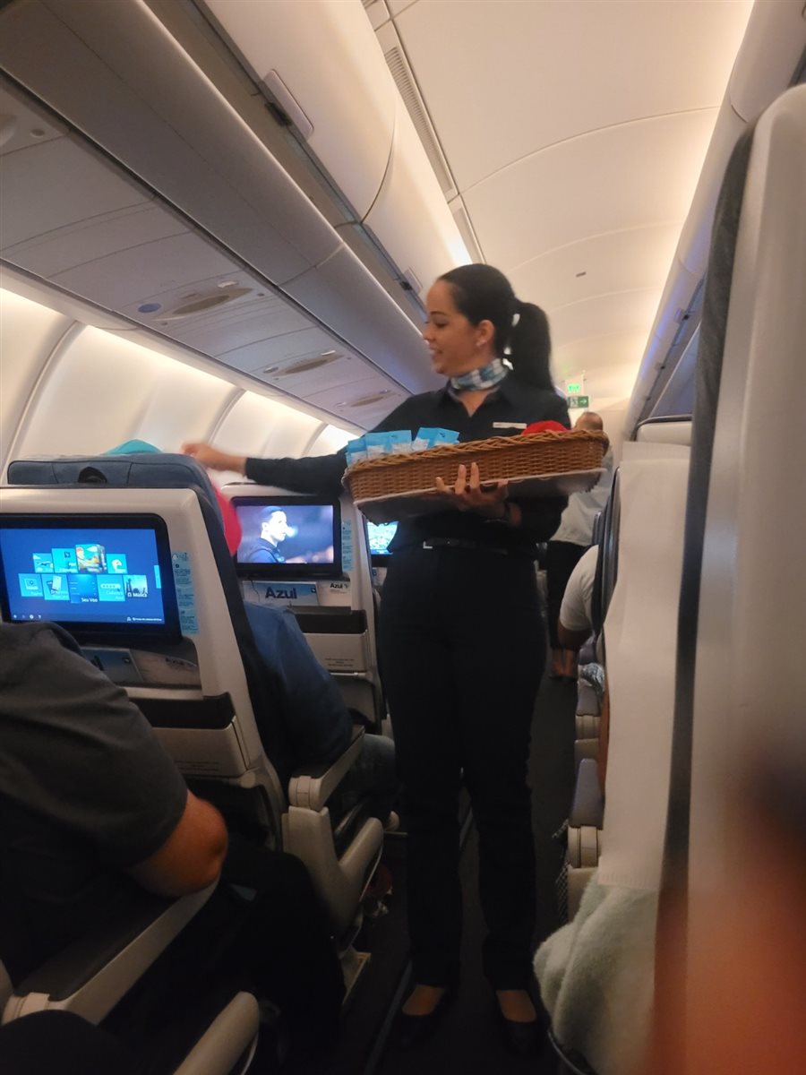 Passageiros embarcam no voo AD 8754 de Campinas (Aeroporto de Viracopos) com destino a Madri