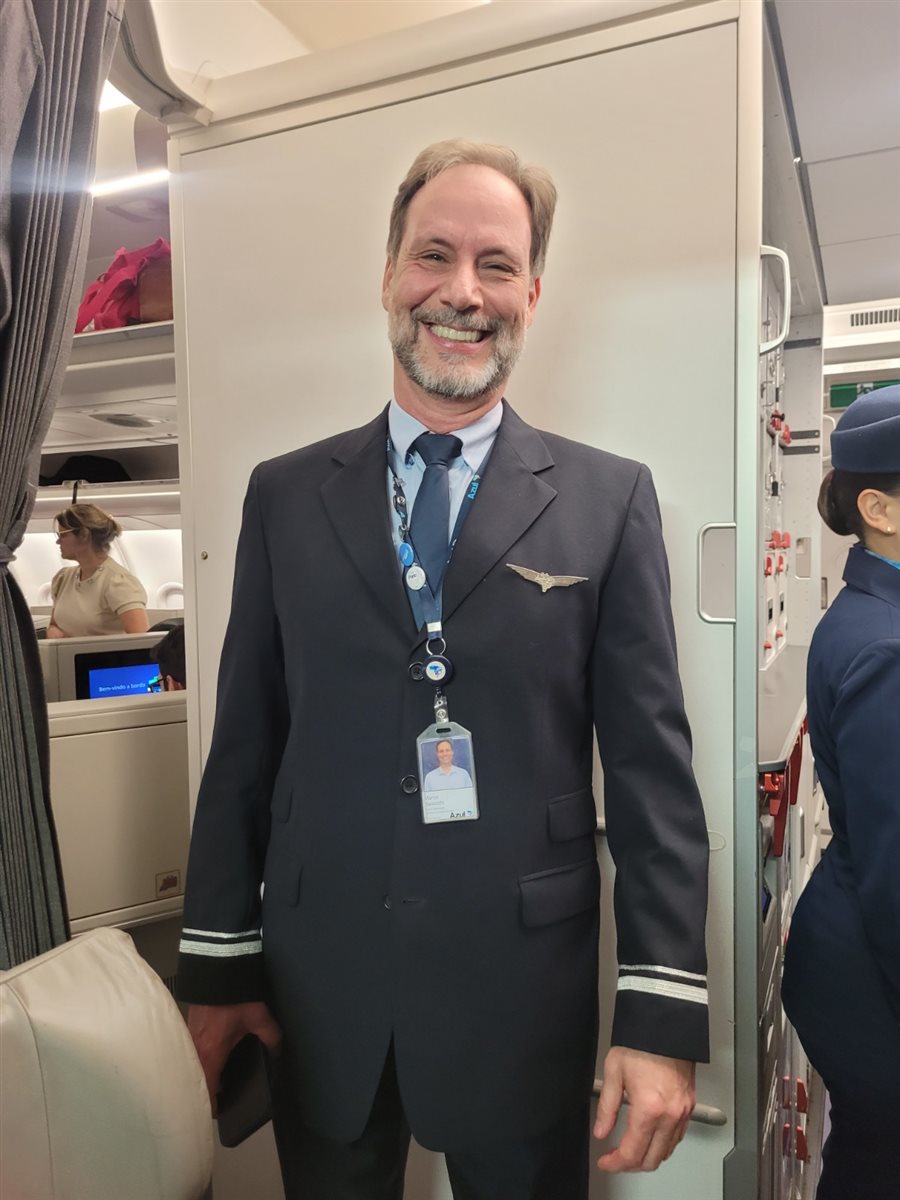 Passageiros embarcam no voo AD 8754 de Campinas (Aeroporto de Viracopos) com destino a Madri