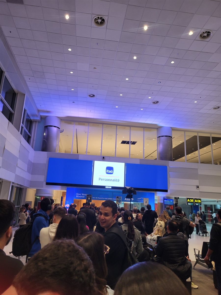 Passageiros embarcam no voo AD 8754 de Campinas (Aeroporto de Viracopos) com destino a Madri