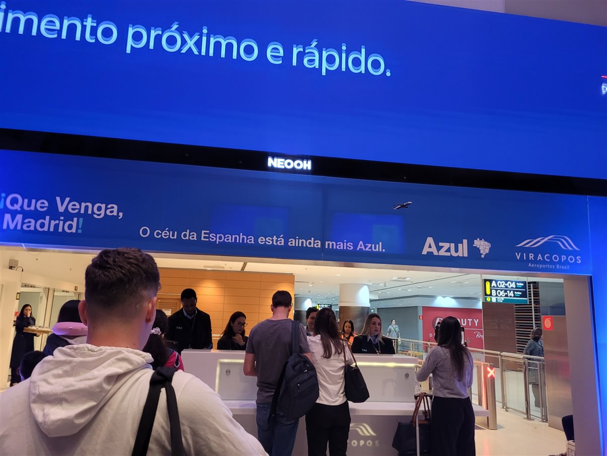 Passageiros embarcam no voo AD 8754 de Campinas (Aeroporto de Viracopos) com destino a Madri