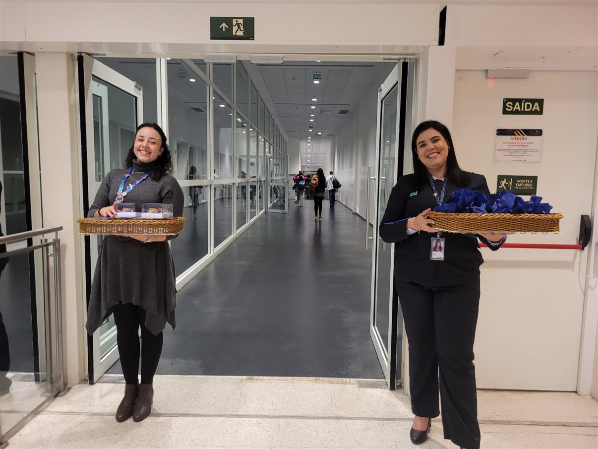 Passageiros embarcam no voo AD 8754 de Campinas (Aeroporto de Viracopos) com destino a Madri