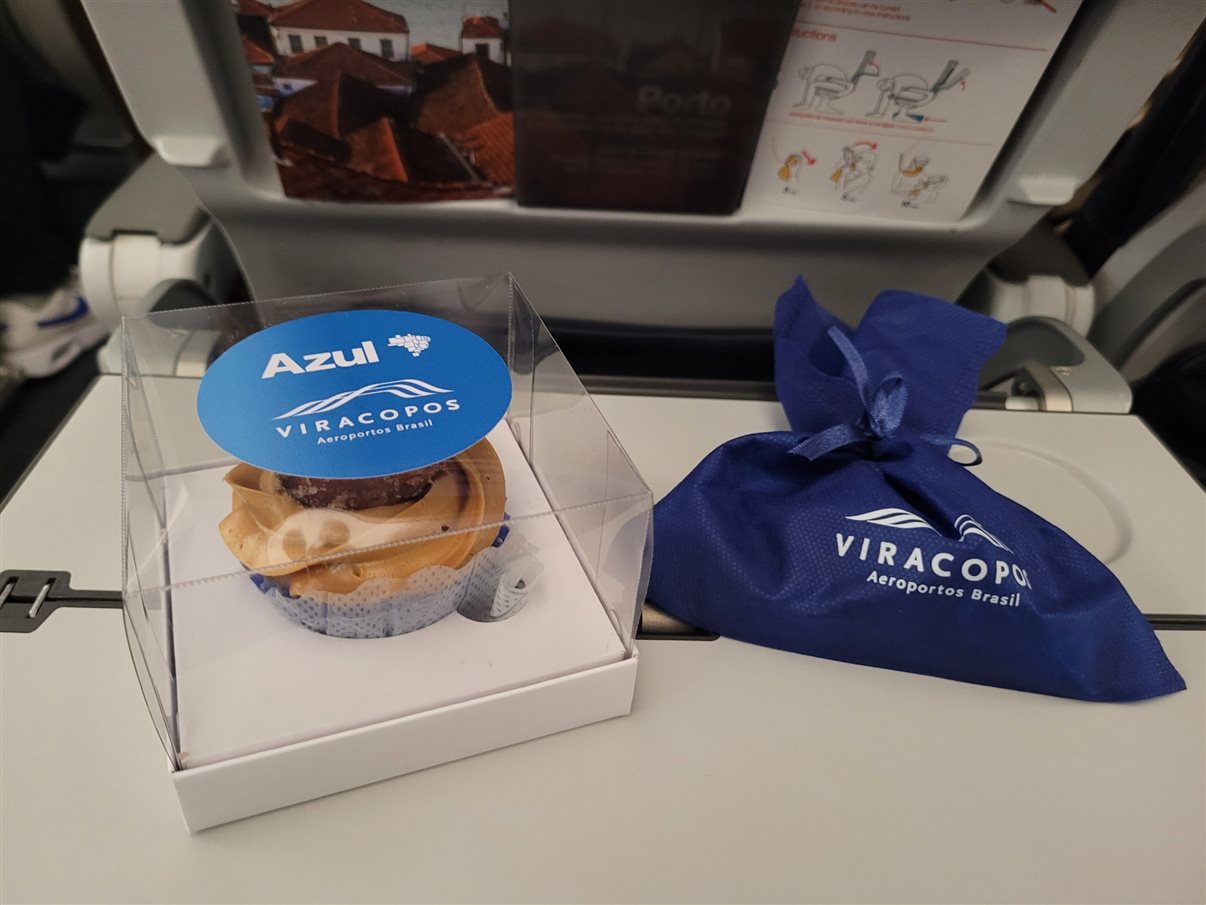 Passageiros embarcam no voo AD 8754 de Campinas (Aeroporto de Viracopos) com destino a Madri