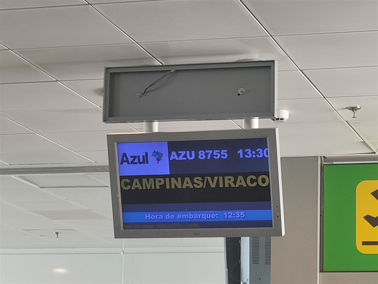 Passageiros embarcam no voo AD 8754 de Campinas (Aeroporto de Viracopos) com destino a Madri