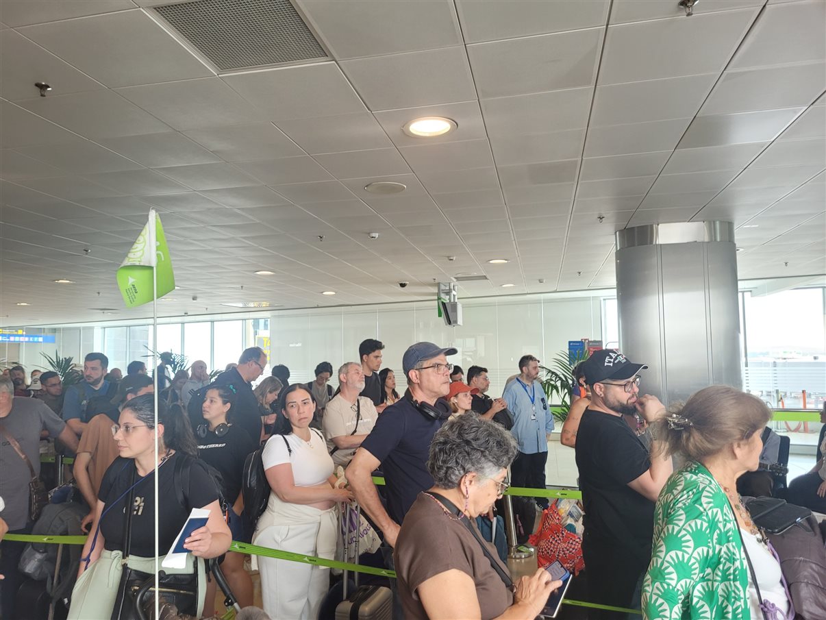 Passageiros embarcam no voo AD 8754 de Campinas (Aeroporto de Viracopos) com destino a Madri