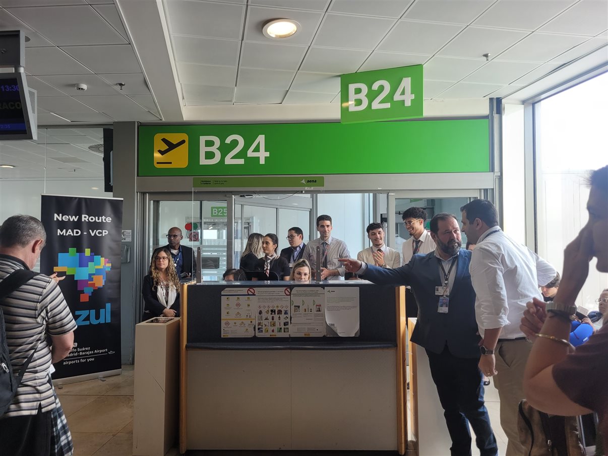 Passageiros embarcam no voo AD 8754 de Campinas (Aeroporto de Viracopos) com destino a Madri