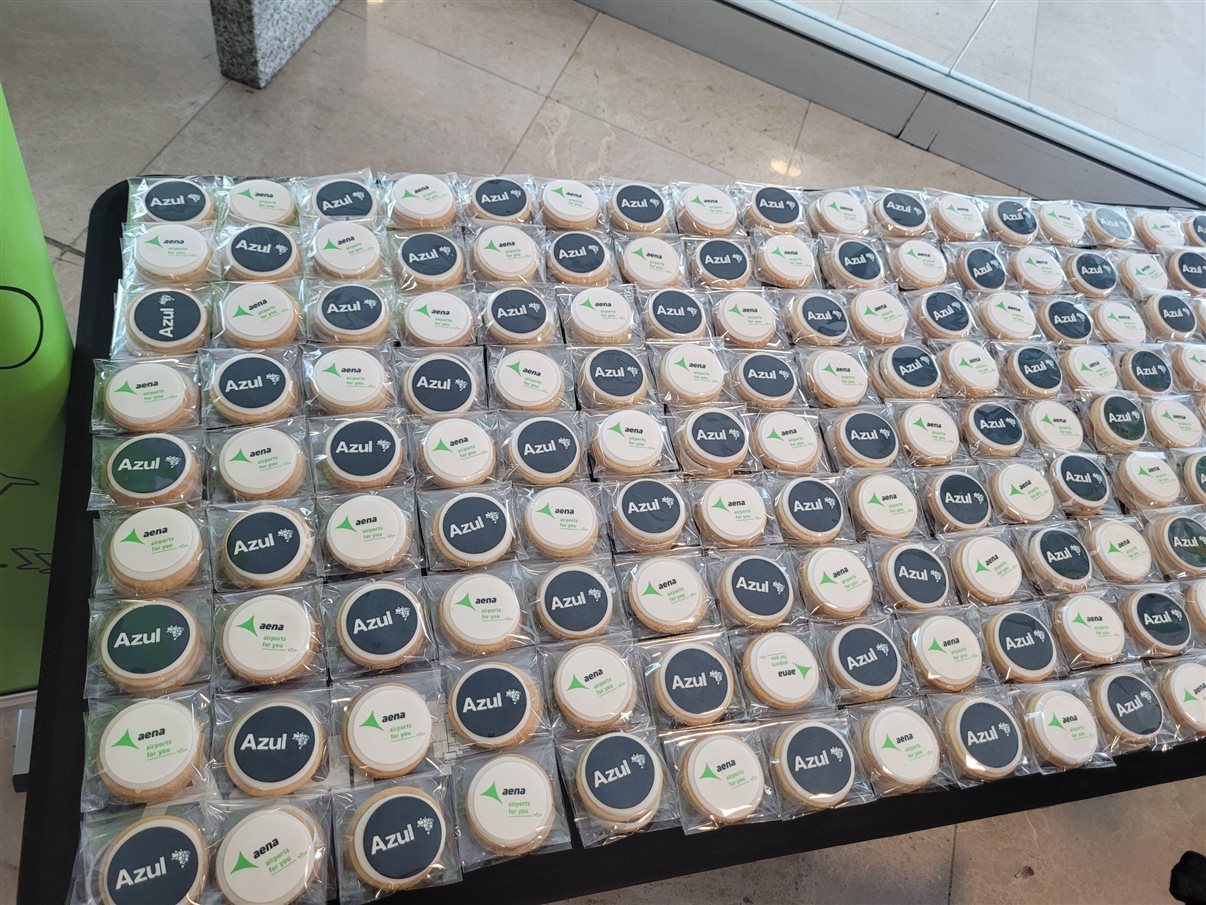 Passageiros embarcam no voo AD 8754 de Campinas (Aeroporto de Viracopos) com destino a Madri