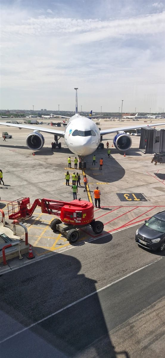 Passageiros embarcam no voo AD 8754 de Campinas (Aeroporto de Viracopos) com destino a Madri
