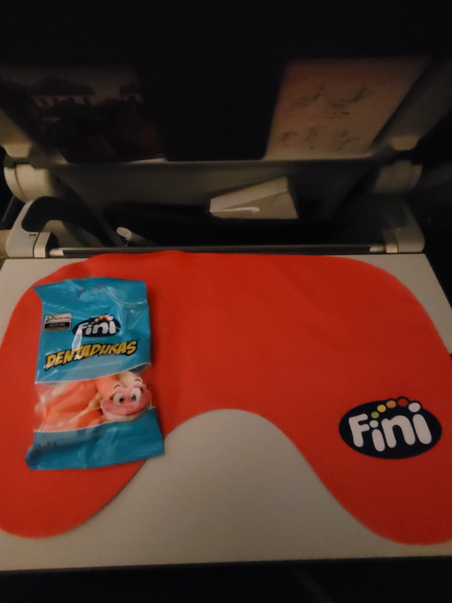 Passageiros embarcam no voo AD 8754 de Campinas (Aeroporto de Viracopos) com destino a Madri