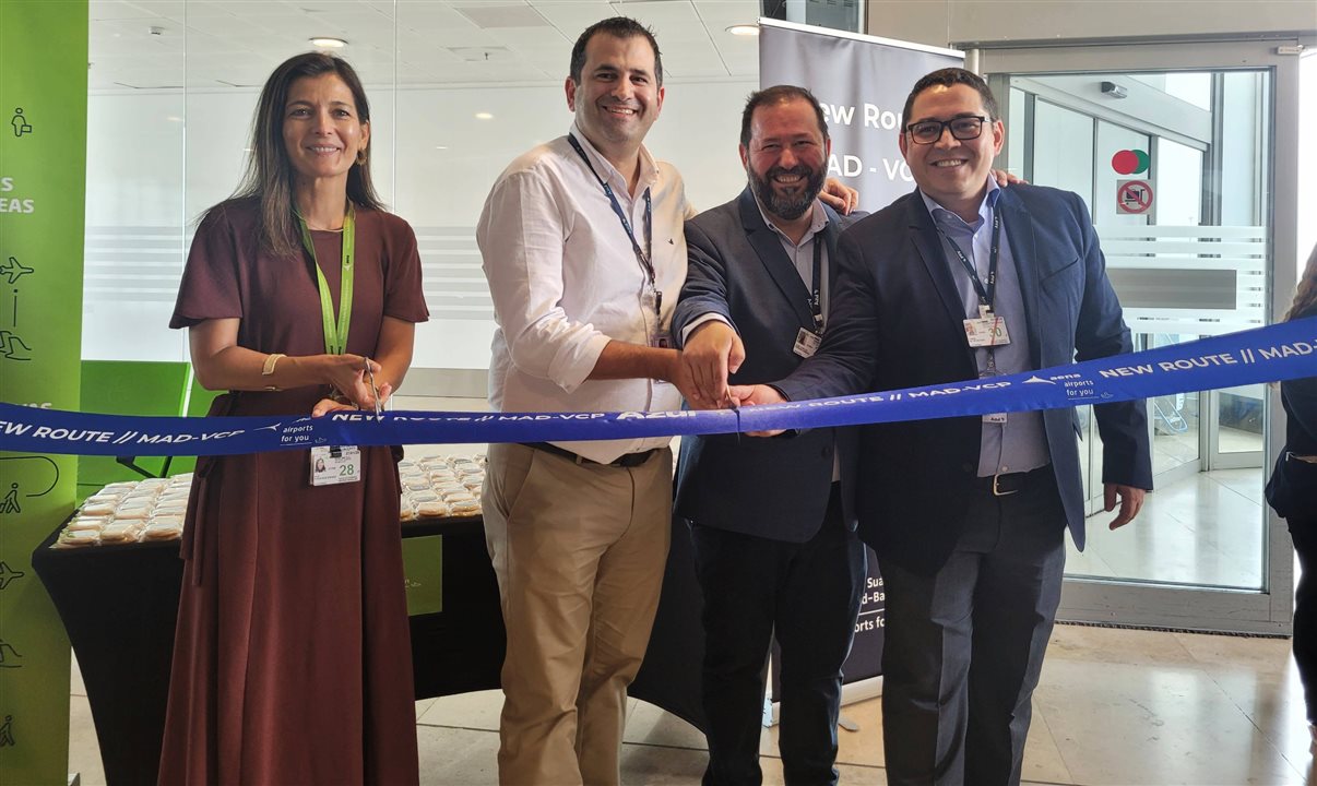 Ana Espino, da Aena, junto a Diogo Youssef, Carlos Ribeiro e Thomas Gonzales, todos da Azul, durante corte da fita que inaugurou o voo Madri-Campinas da Azul