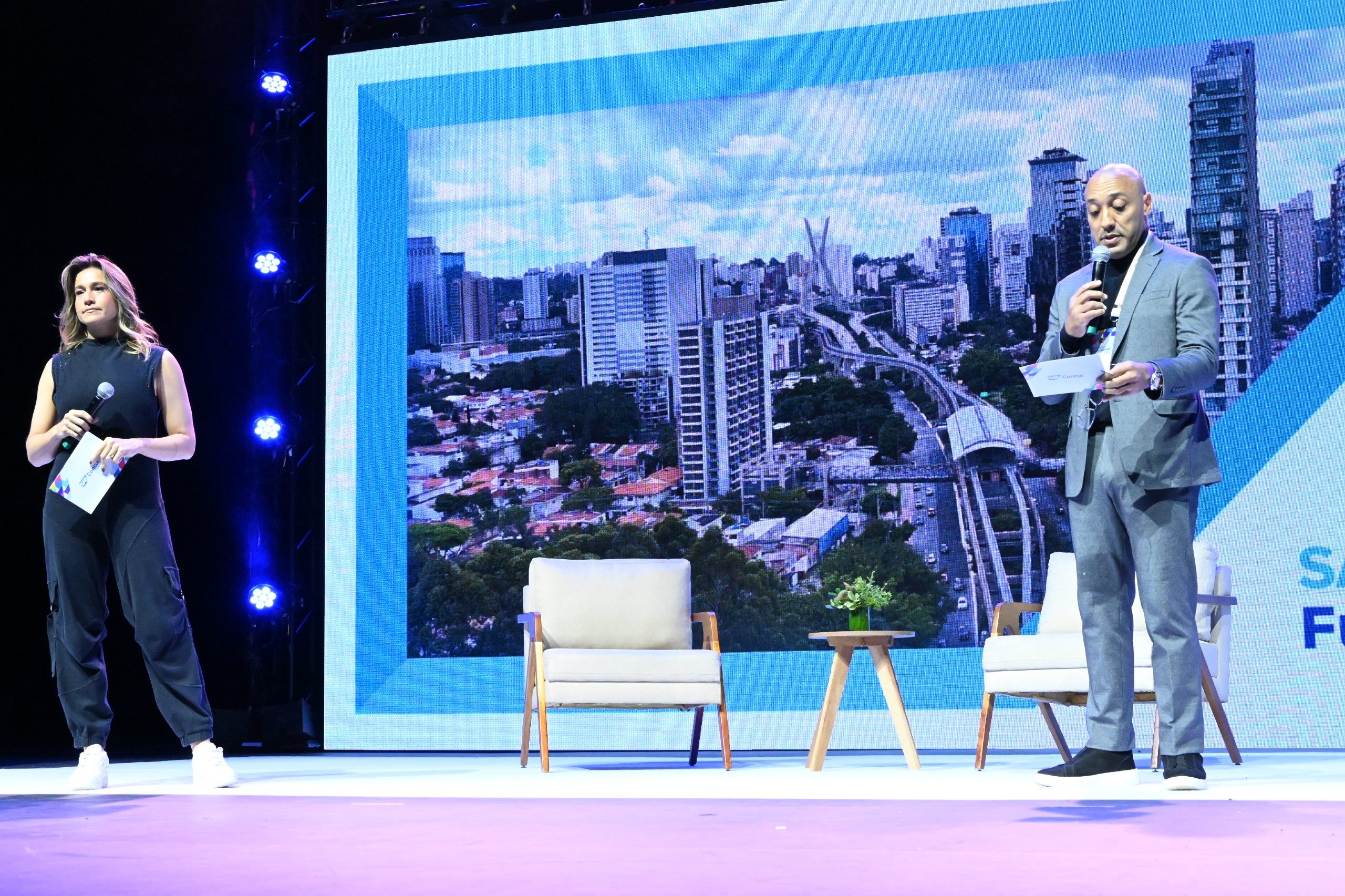 Fernanda Gentil e Denis Tassitano no palco do SAP Concur Fusion Exchange