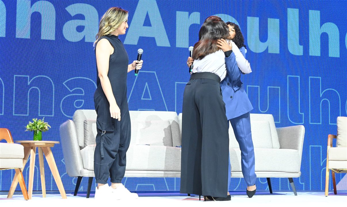 Rebeca Andrade recebe o carinho de Adriana Aroulho