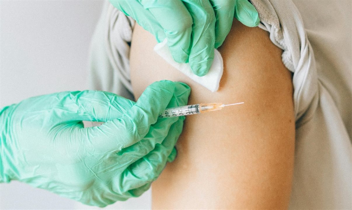 Nova diretriz do CDC, divulgada no início de junho, determina que todas as pessoas com 1 ano de idade ou mais devem ter duas doses da vacina MMR, aplicadas com pelo menos 28 dias de intervalo