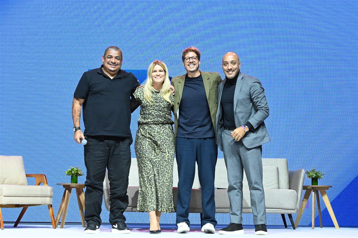 .O pentacampeão mundial Vampeta com Juliana Andrade, da Academia de Viagens Corporativas, o apresentador Fabio Porchat e Denis Tassitano, da SAP Concur