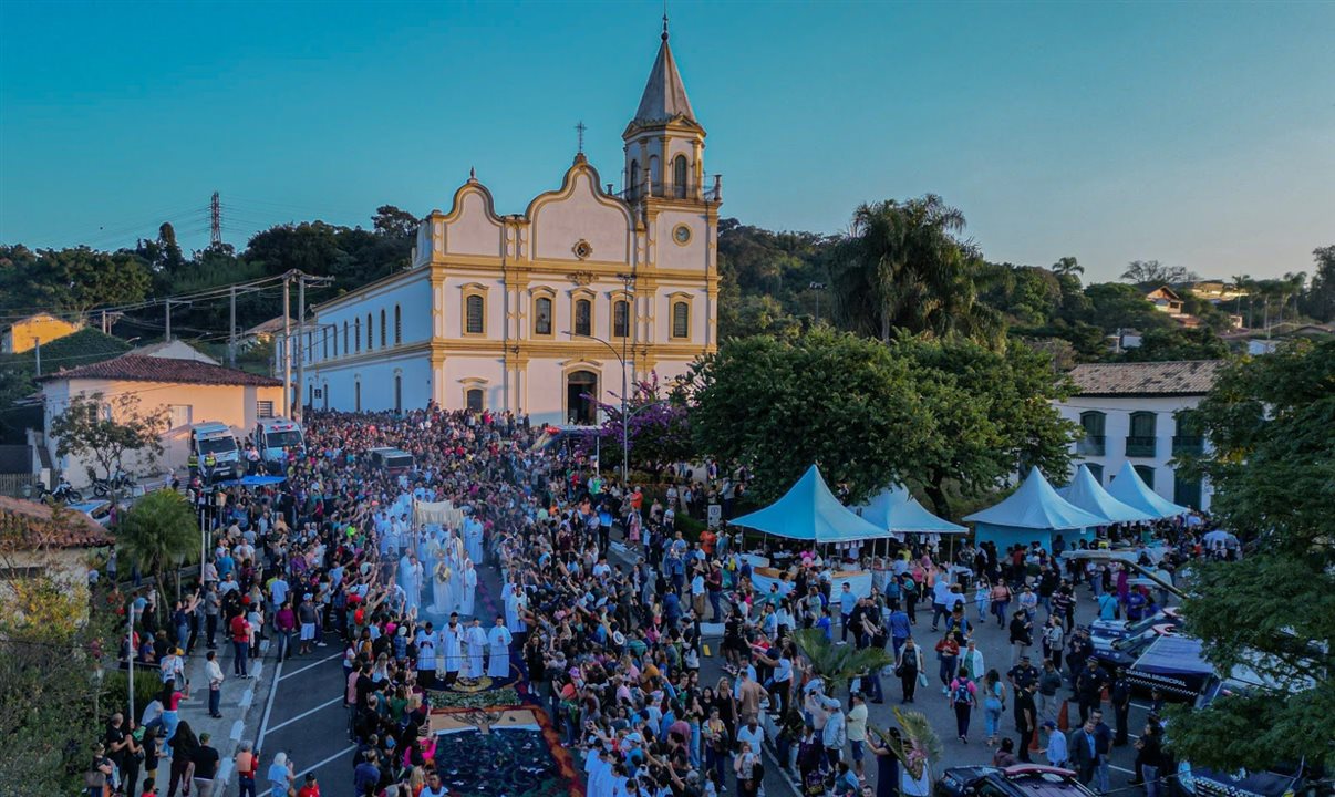 Igreja Matriz, tapete e procissão de Corpus Christi no Centro Histórico de Santana de Parnaíba