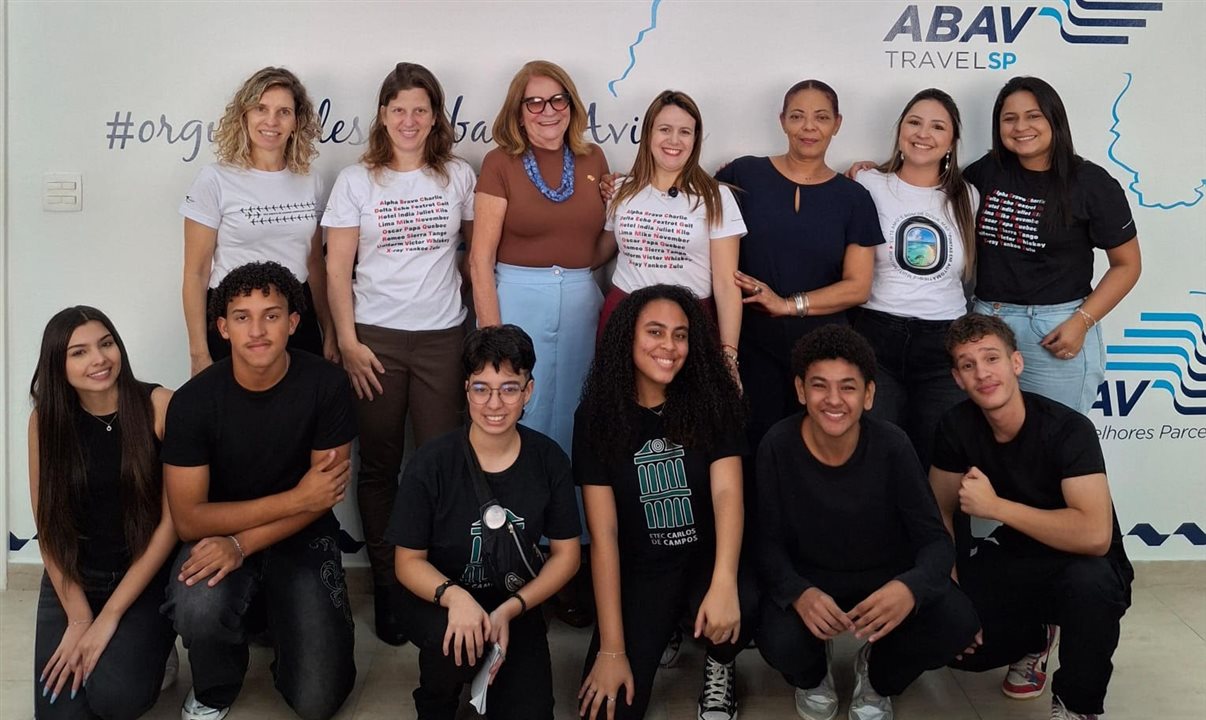 Equipe da Abav-SP | Aviesp com professores e alguns\n\ndos alunos do Centro Paula Souza