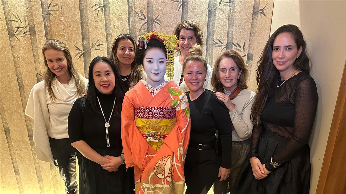 Cecília Indolfo (Diferencial Turismo), Renata Yano (Teresa Perez Tours), Juliana Gallo (Embarque With Us), Cristina Gulin (Nomad Roots), Paula Lie (Paulalie Viagens Exclusivas), Salete Indolfo (Diferencial Turismo) e Tati Assad (TA Travel), curtiram a noite com uma gueiko em Quioto