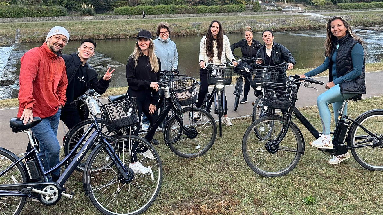 Passeio de bike em Quioto, um dos diferenciais do Ritz-Carlton da cidade, atividade perfeita para aproveitar o melhor do destino