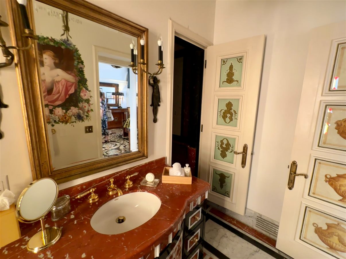 Famosa entrada da mansão onde morou (e morreu) o estilista italiano Gianni Versace
