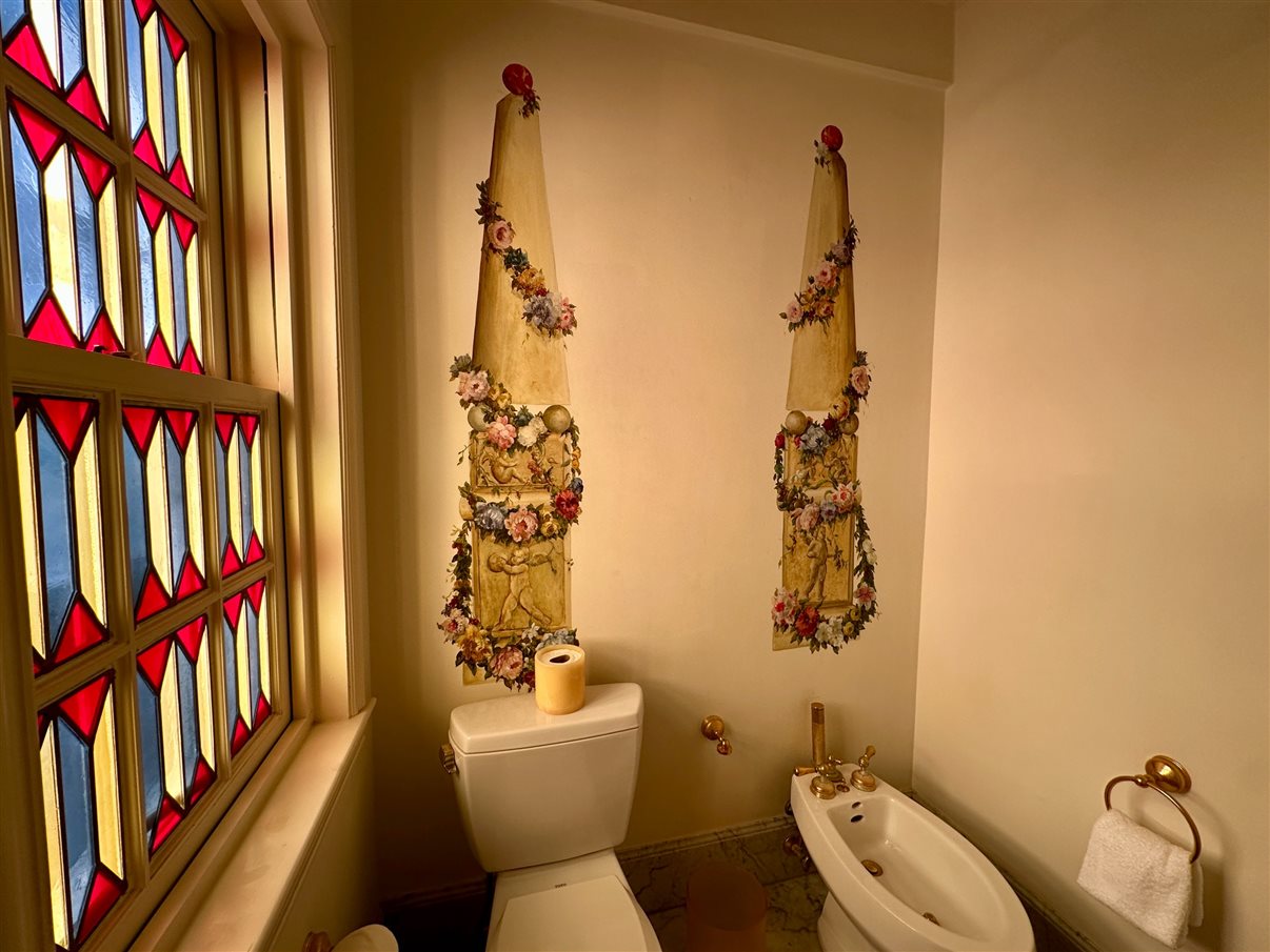 Famosa entrada da mansão onde morou (e morreu) o estilista italiano Gianni Versace