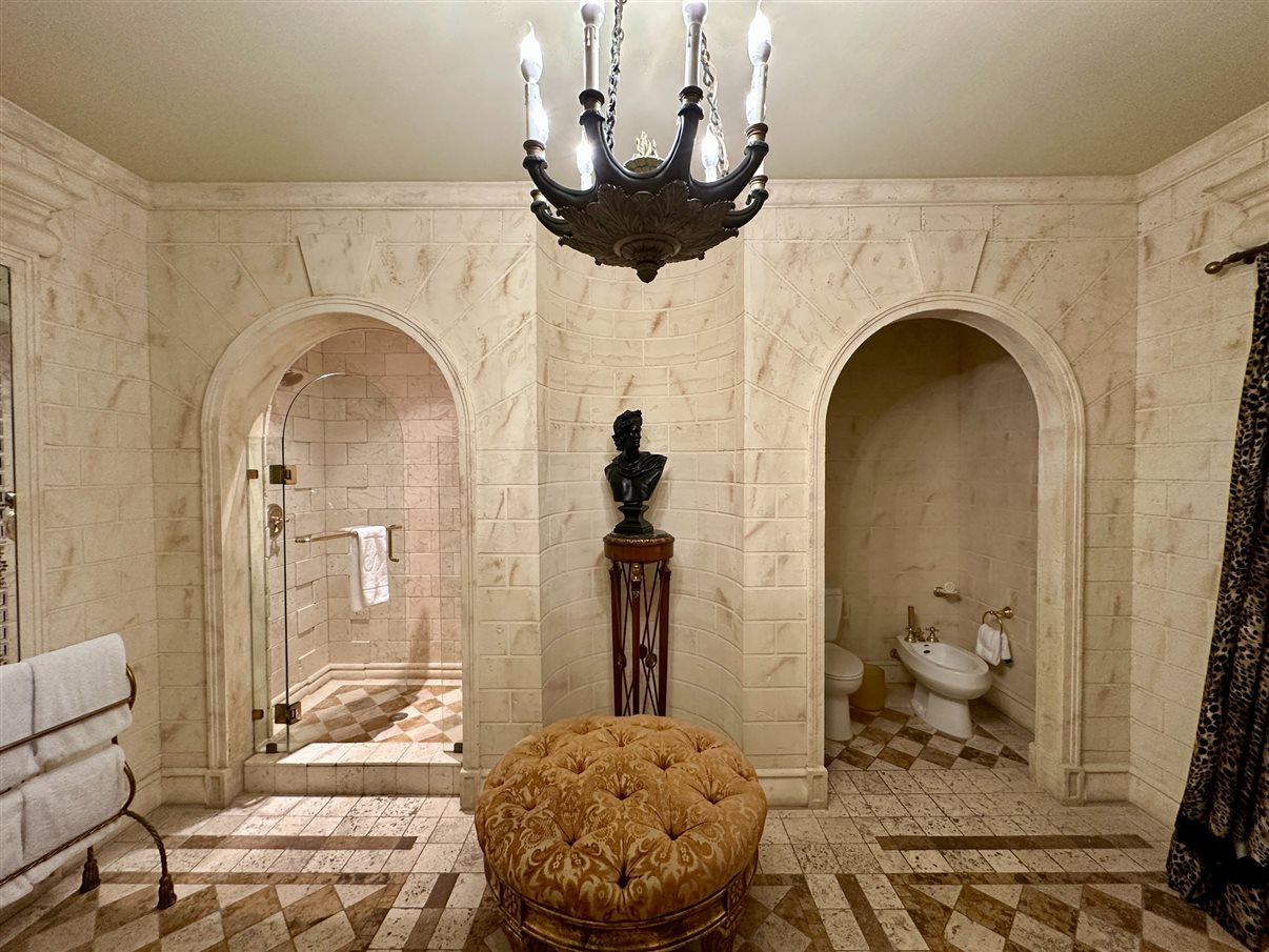 Famosa entrada da mansão onde morou (e morreu) o estilista italiano Gianni Versace