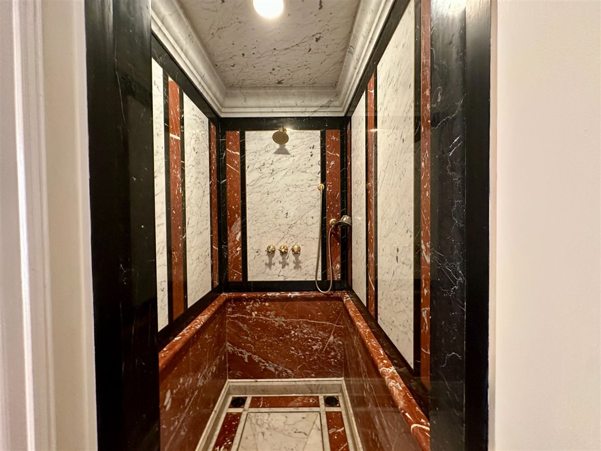 Famosa entrada da mansão onde morou (e morreu) o estilista italiano Gianni Versace