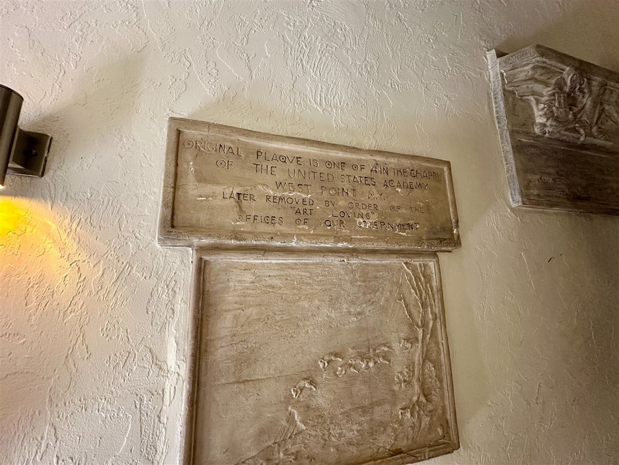 Famosa entrada da mansão onde morou (e morreu) o estilista italiano Gianni Versace