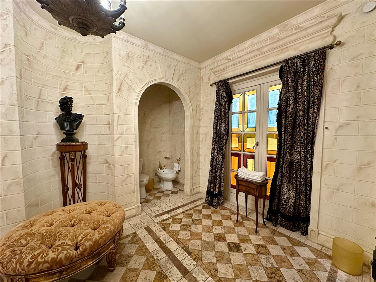 Famosa entrada da mansão onde morou (e morreu) o estilista italiano Gianni Versace