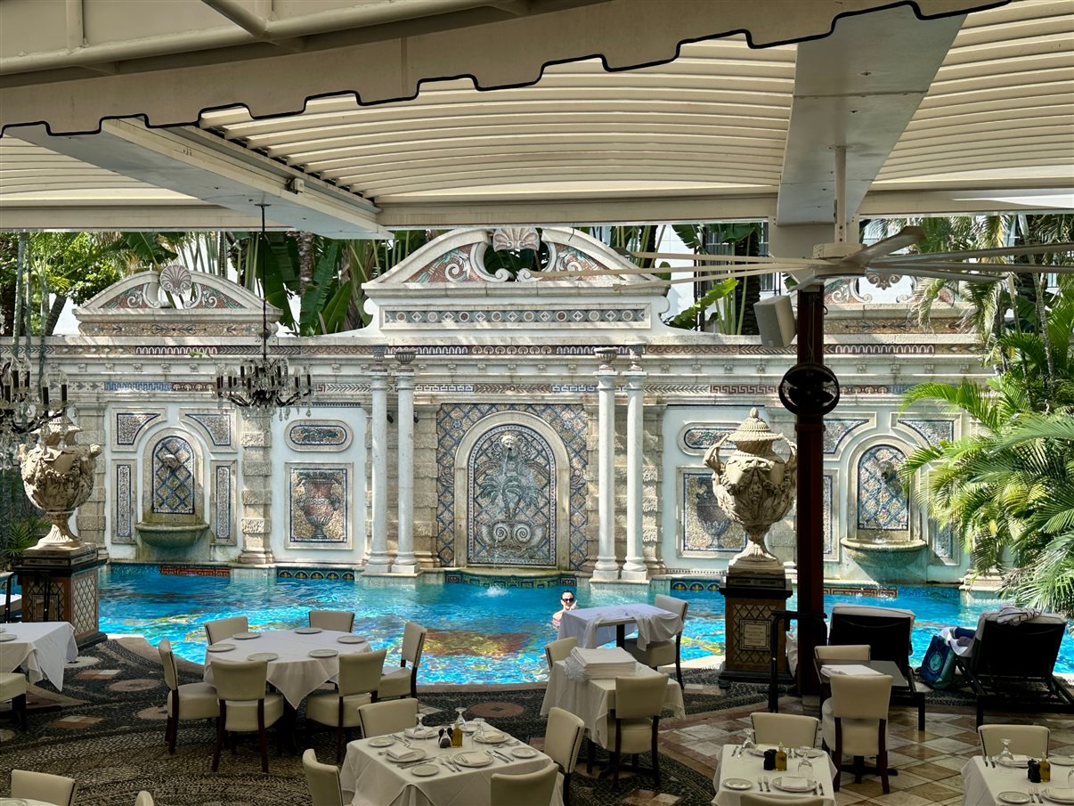 Famosa entrada da mansão onde morou (e morreu) o estilista italiano Gianni Versace