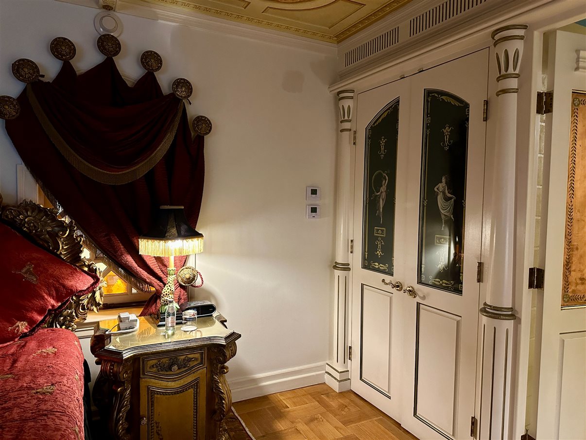 Famosa entrada da mansão onde morou (e morreu) o estilista italiano Gianni Versace