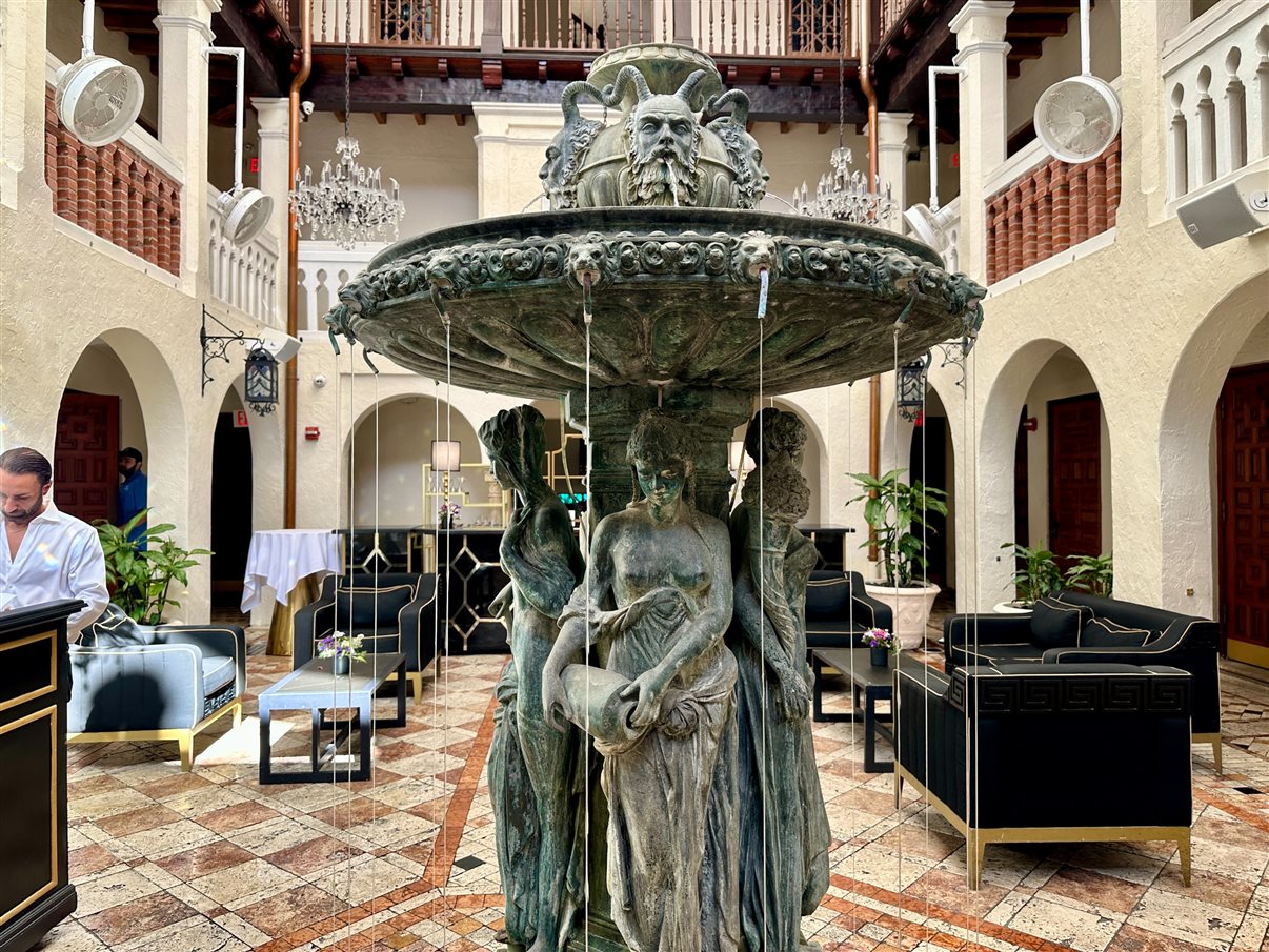 Famosa entrada da mansão onde morou (e morreu) o estilista italiano Gianni Versace