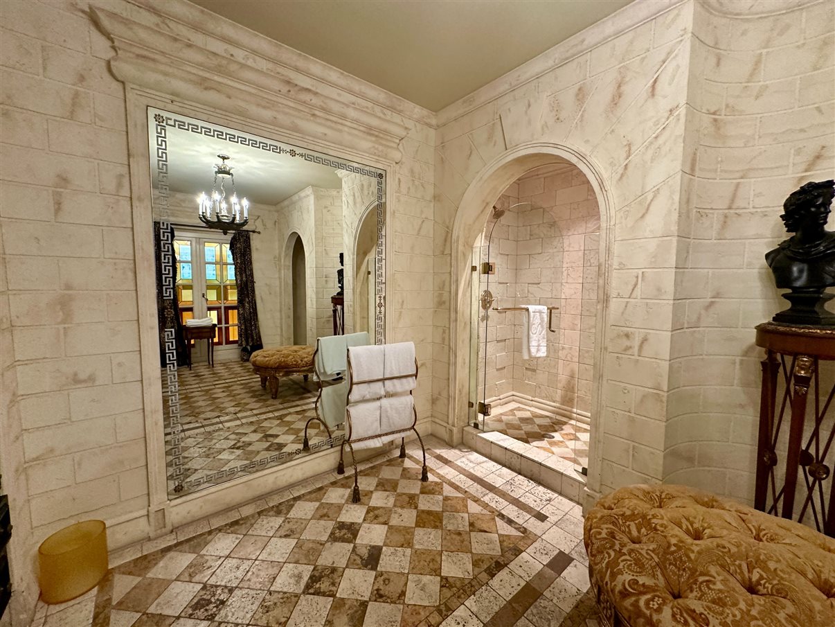 Famosa entrada da mansão onde morou (e morreu) o estilista italiano Gianni Versace