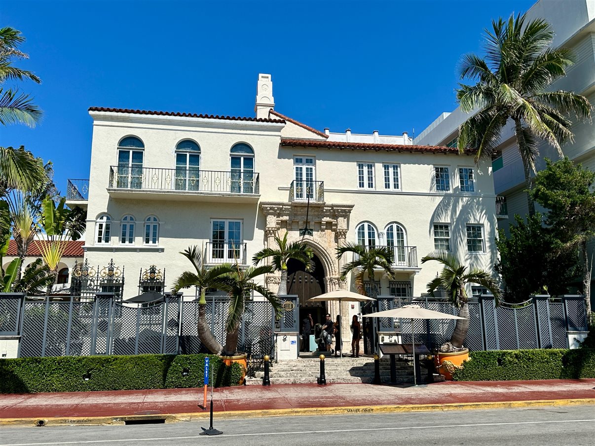 Famosa entrada da mansão onde morou (e morreu) o estilista italiano Gianni Versace