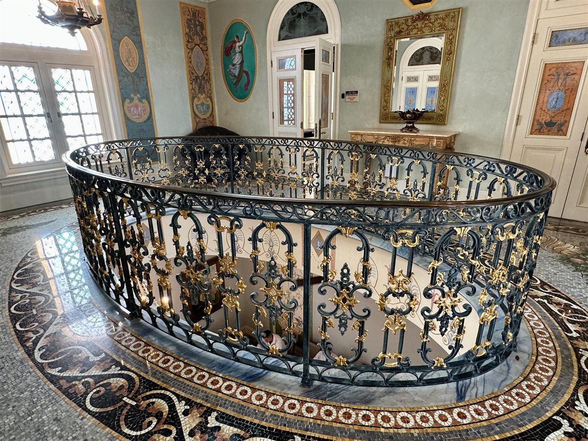 Famosa entrada da mansão onde morou (e morreu) o estilista italiano Gianni Versace