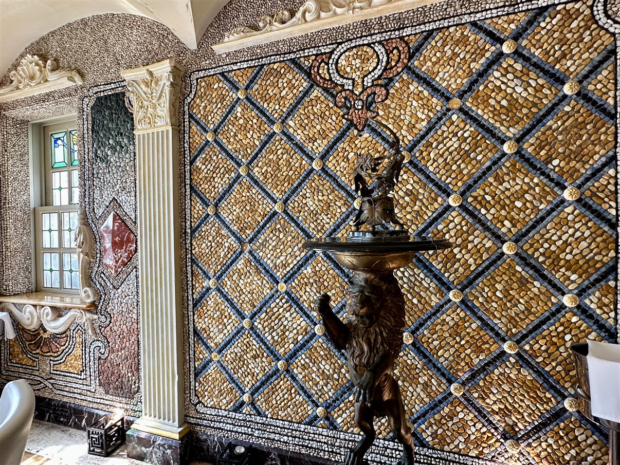 Famosa entrada da mansão onde morou (e morreu) o estilista italiano Gianni Versace