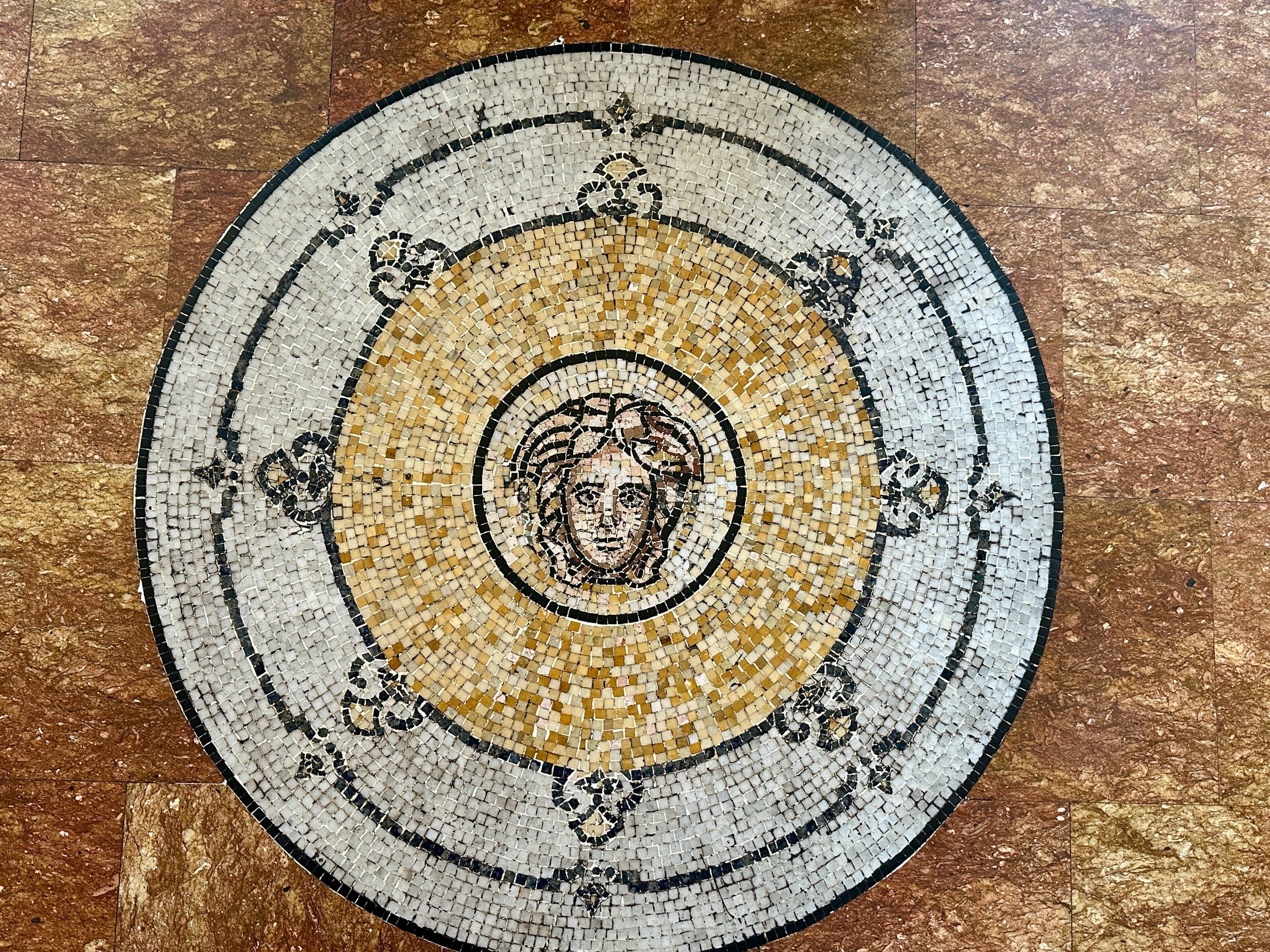 Mosaico do símbolo oficial da Versace: a cabeça da Medusa, da mitologia grega