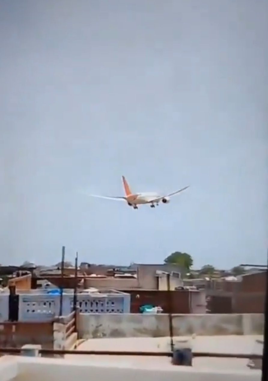 Boeing Dreamliner da Air India momentos antes da queda
