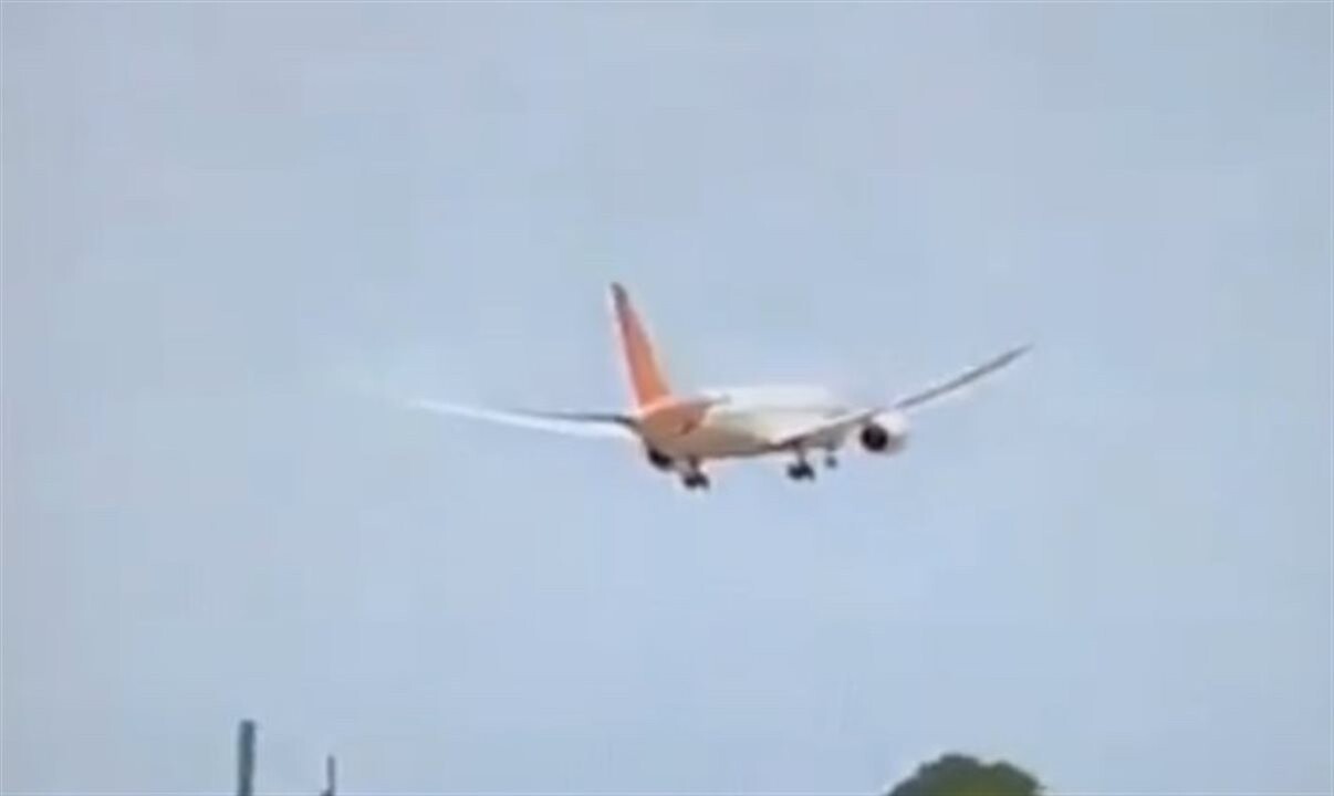 A aeronave, um Boeing 787-8 Dreamliner, realizava o voo AI171 com destino a Londres Gatwick