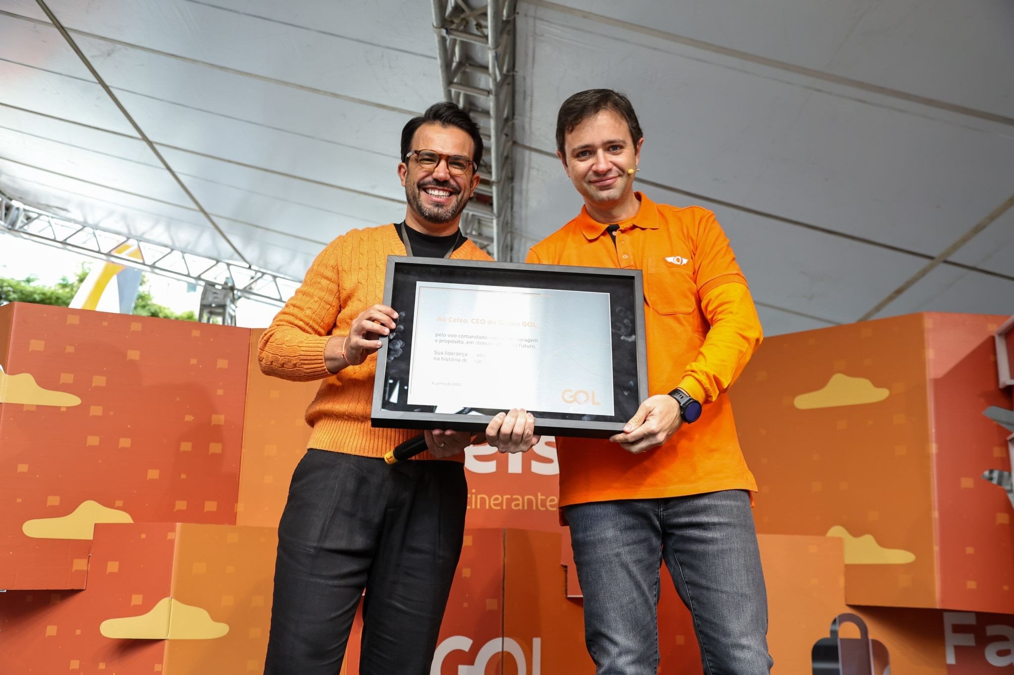 Celso Ferrer ganhou uma placa das mãos de Jean Nogueira, Chief People Officer da Gol