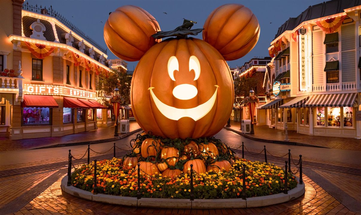 Disneyland Resort também está celebrando 70 anos