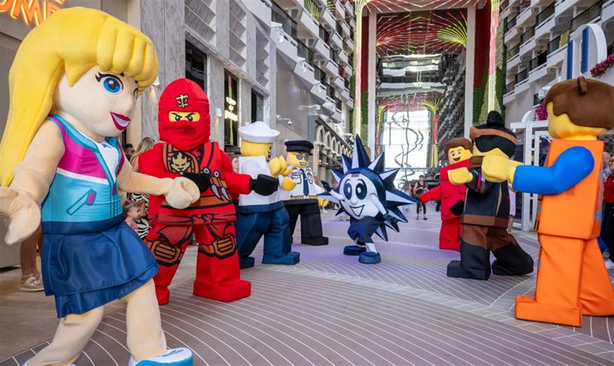 No MSC World America, a MSC World America LEGO Family Parade